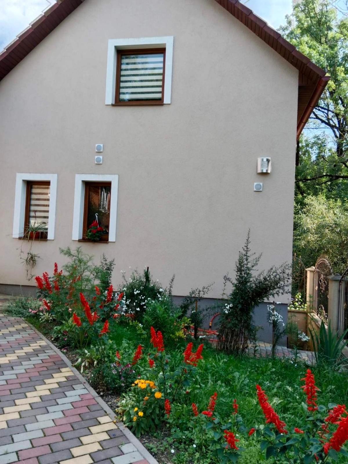 Cottage house โปโดโบเวียตส์ ภายนอก รูปภาพ